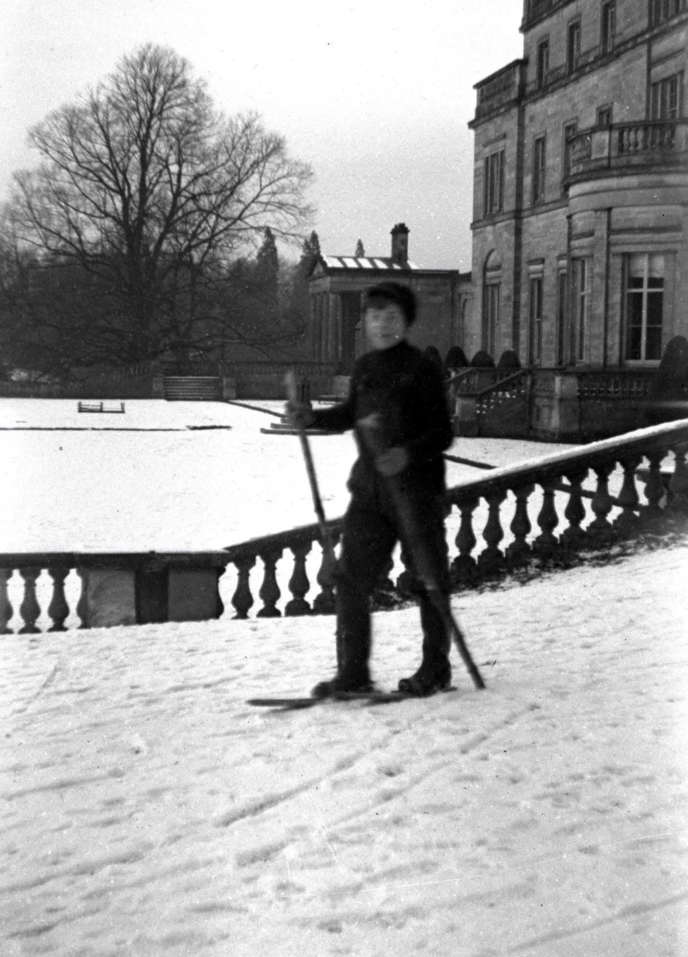 Skiing, setting off.jpg