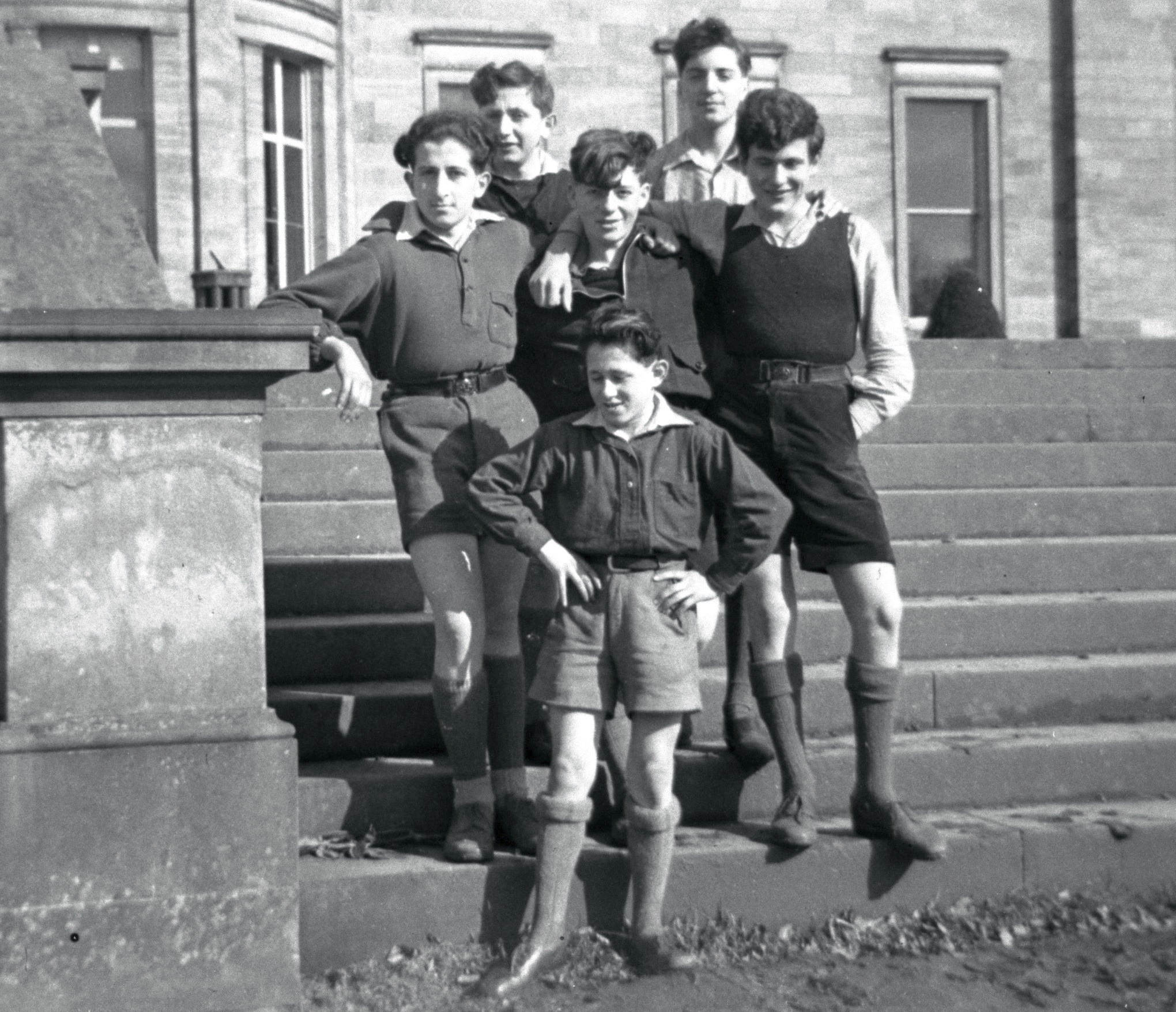 Group of six unknown boys.jpg