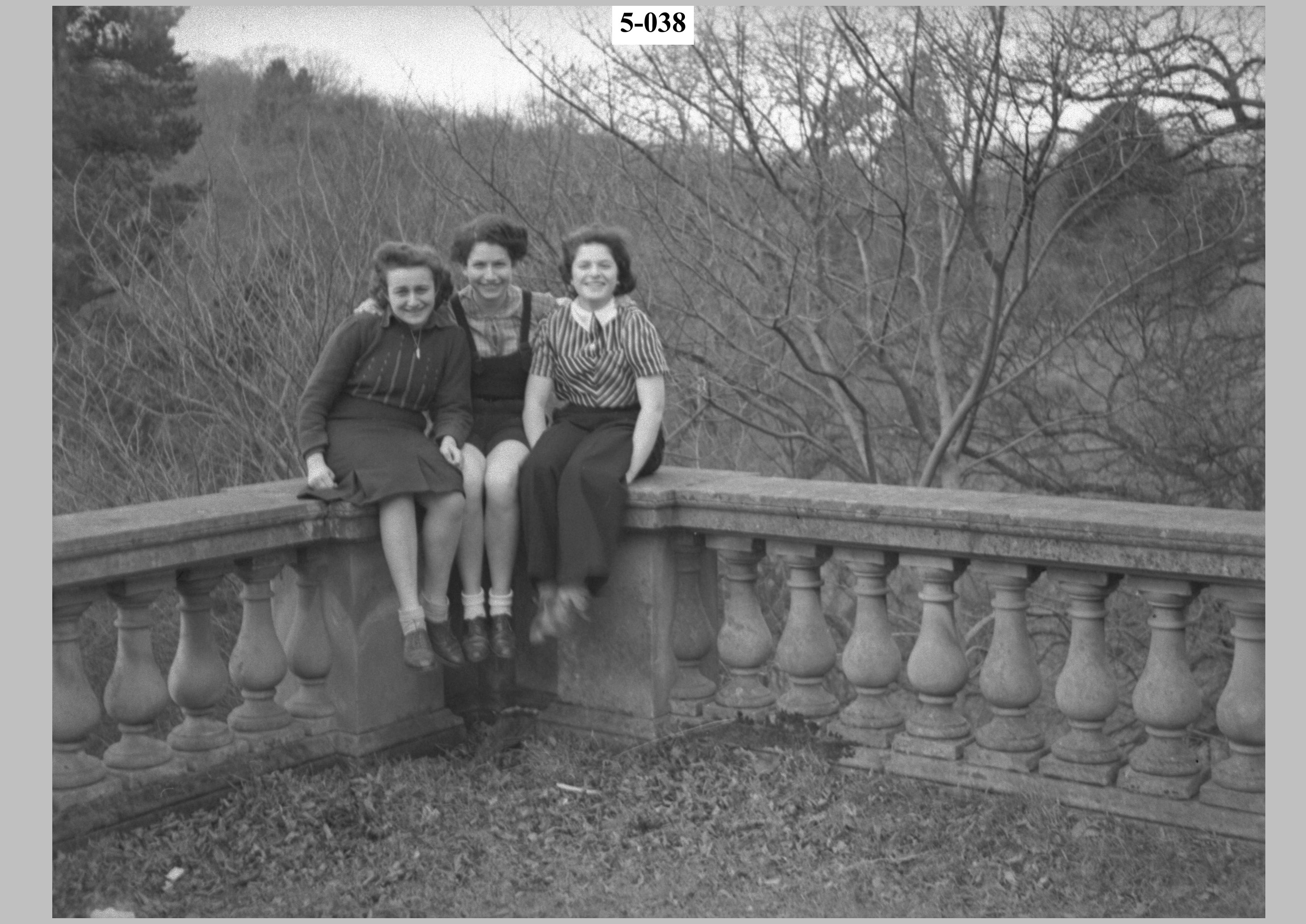 Three unknown girls2.jpg