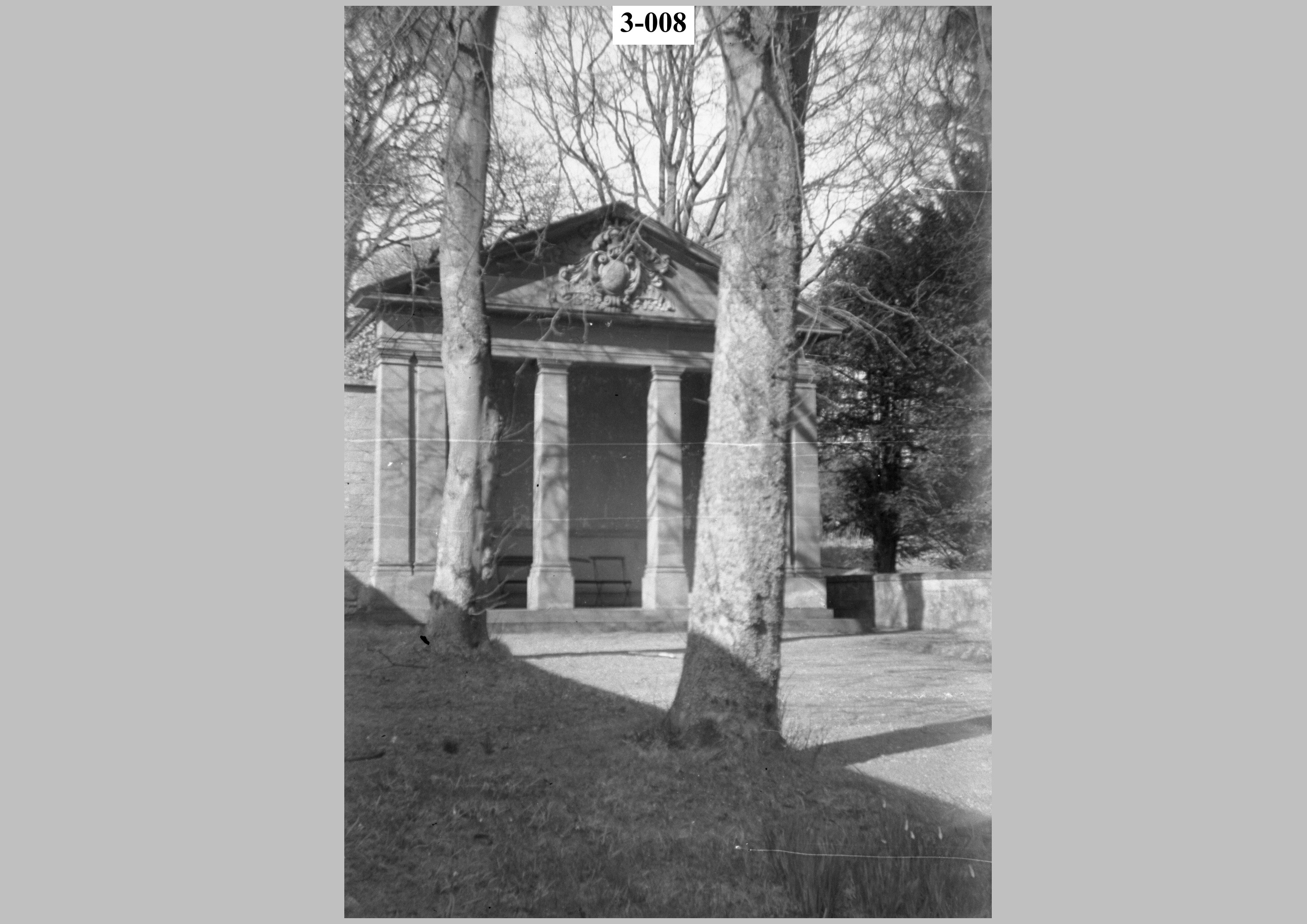 Small ornate building.jpg