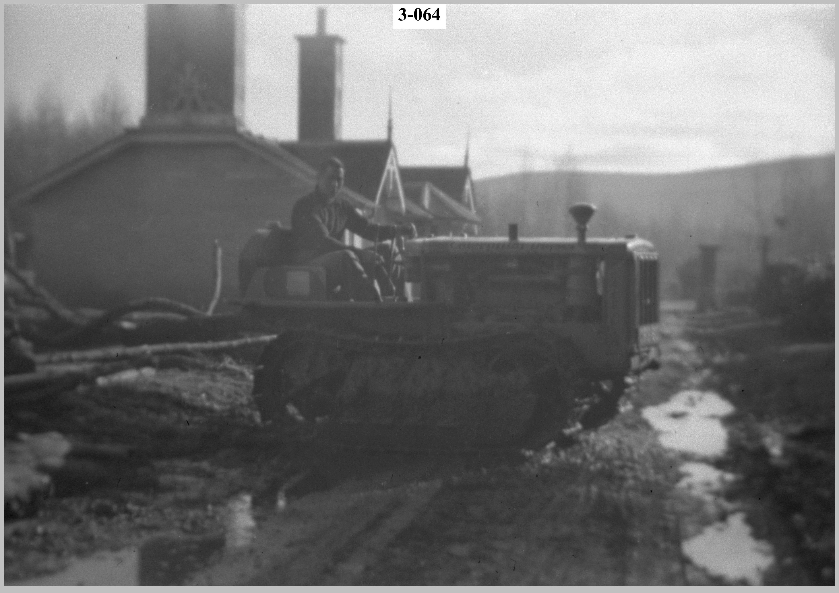 Caterpillar tractor at work2.jpg