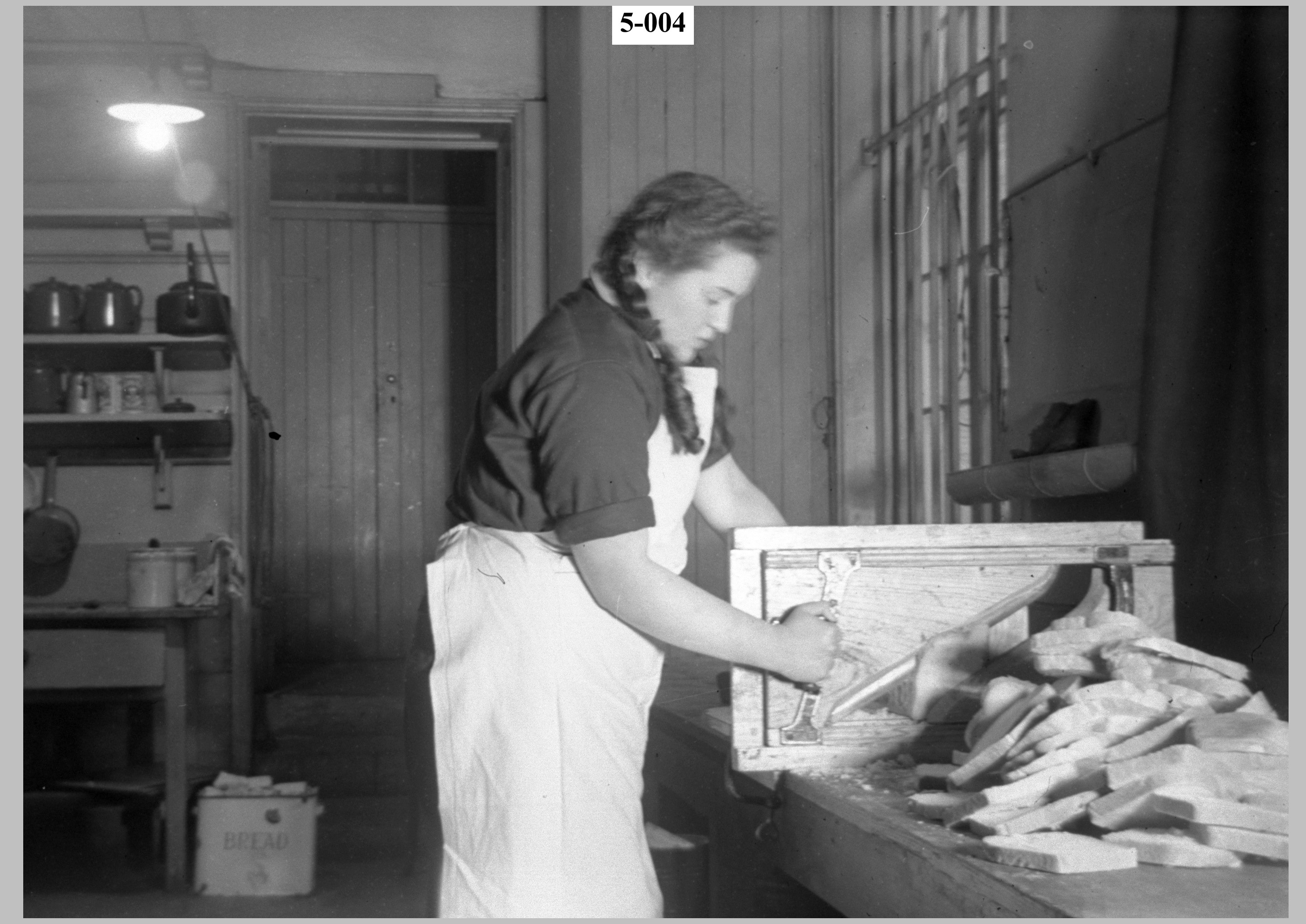 Cutting bread slices.jpg