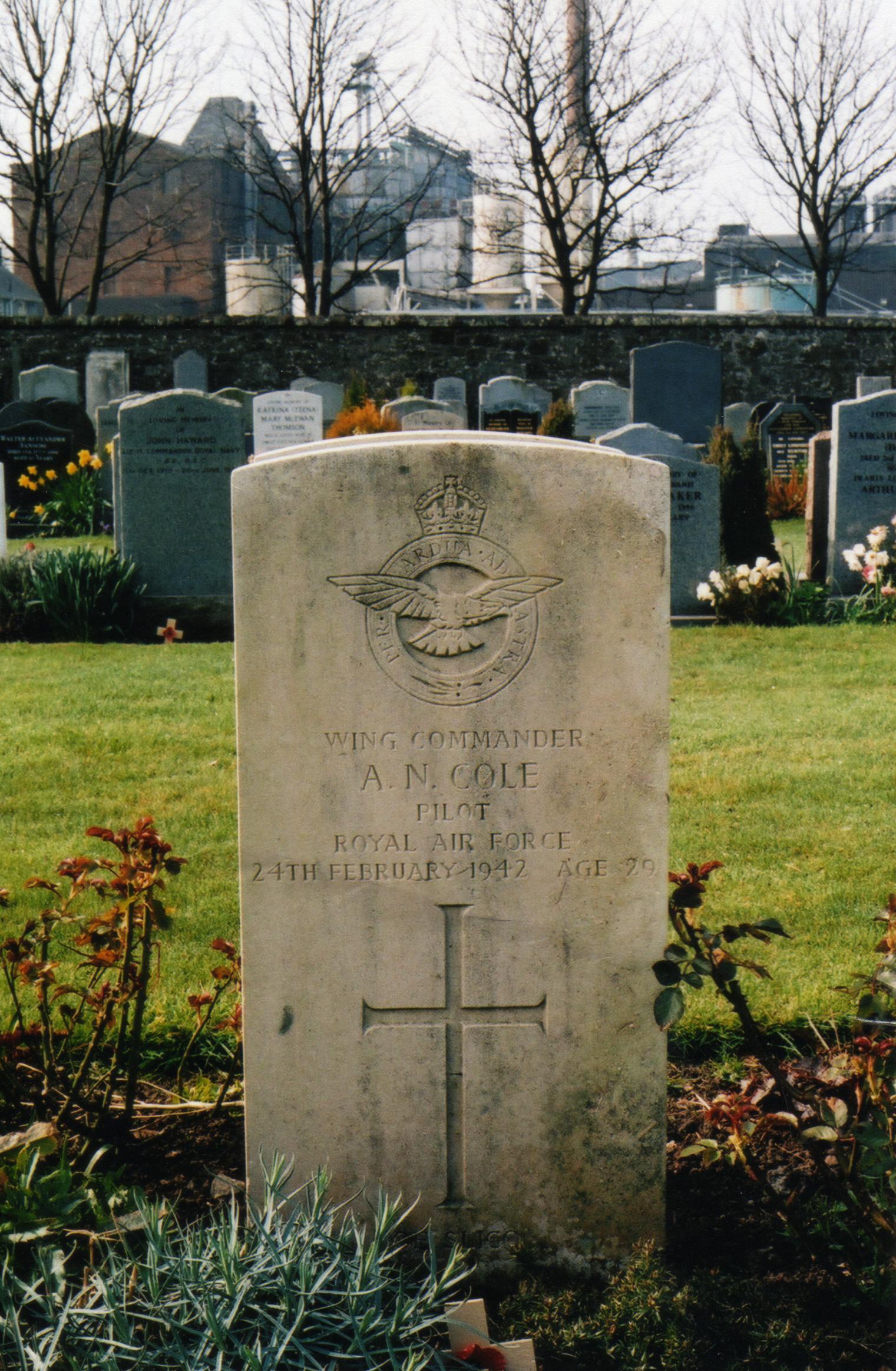 RAF WC A C Cole headstone.jpg