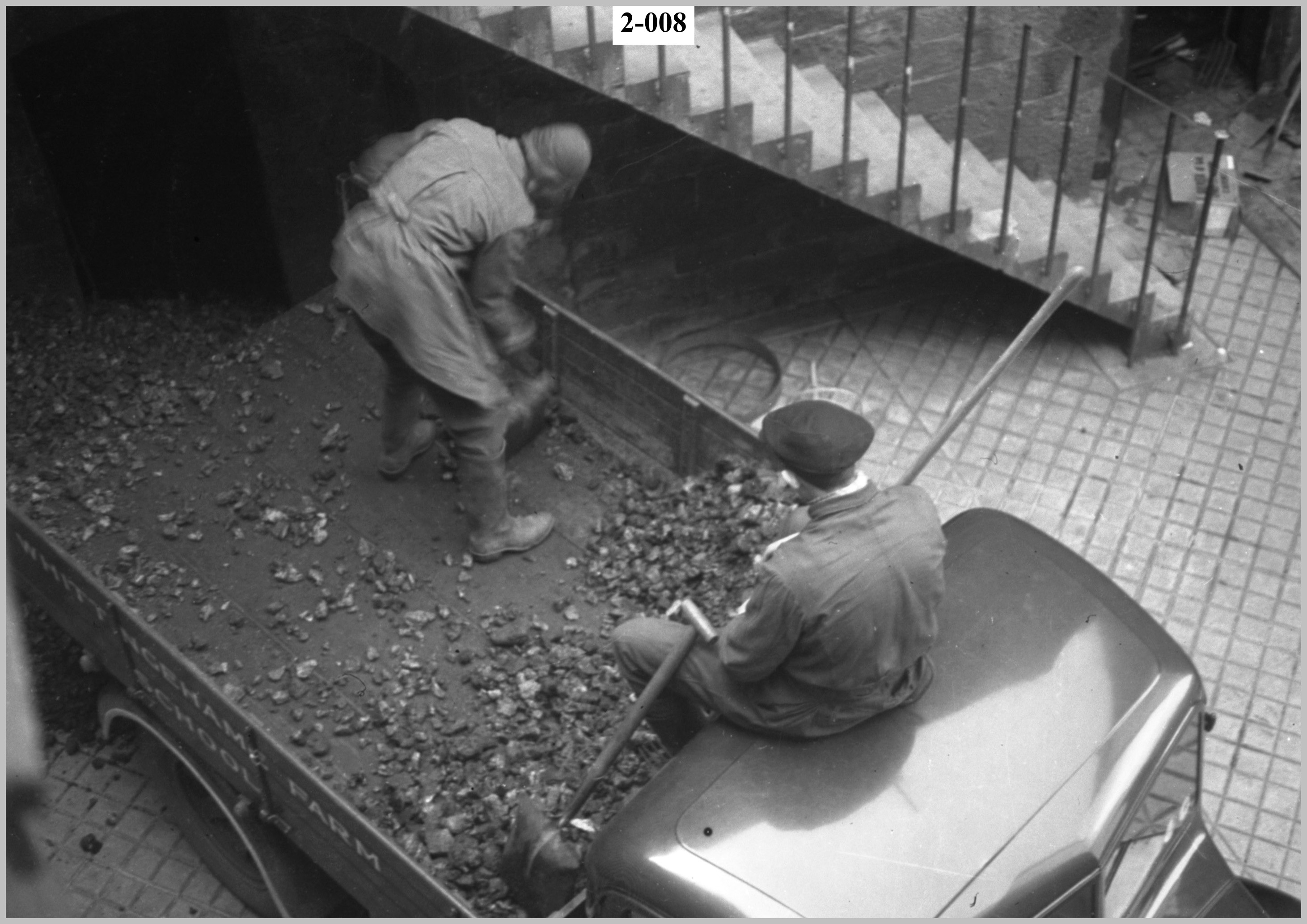 Unloading coal from the lorry2.jpg