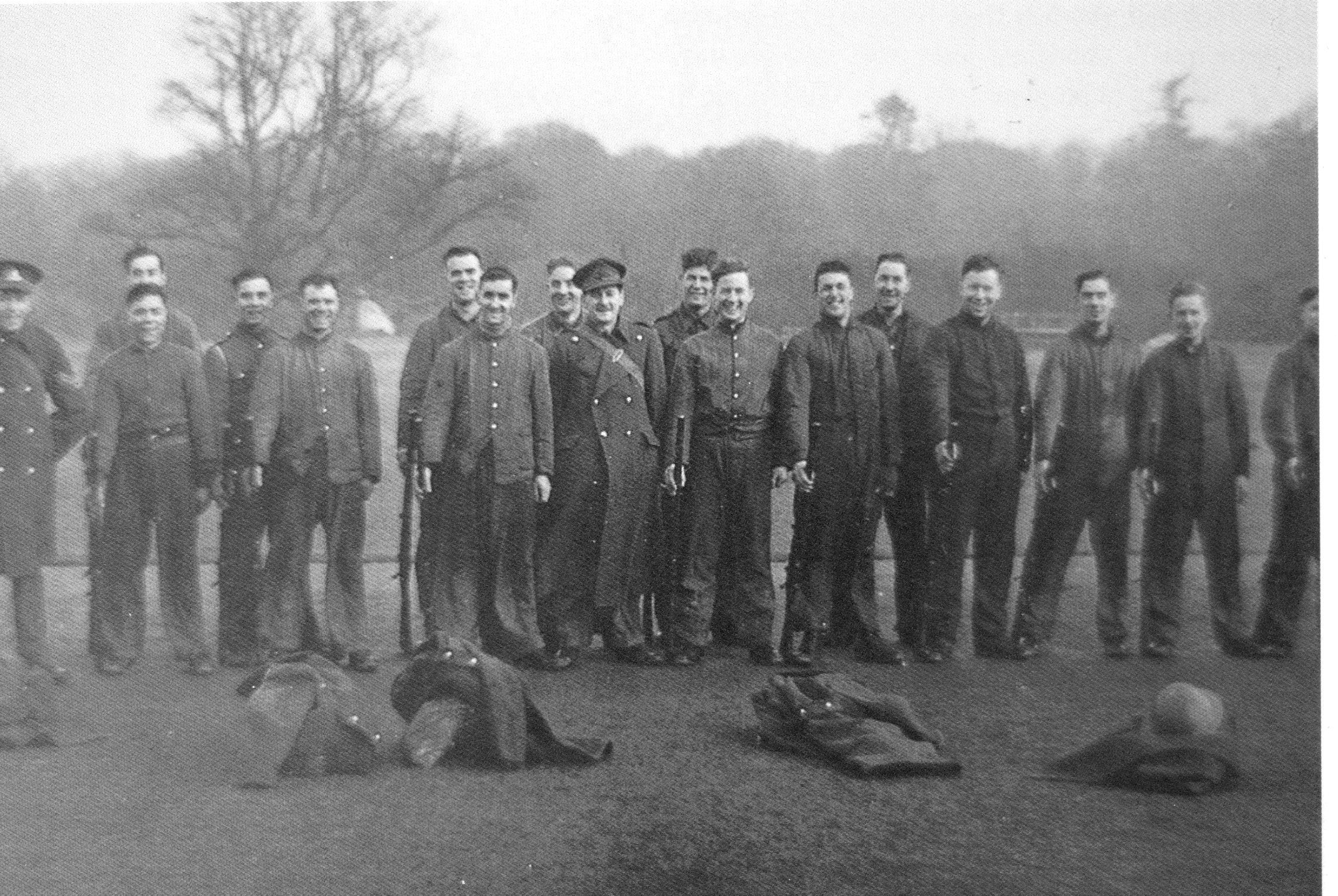 Gosford - recruits early in the war.jpg